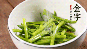 將調(diào)料放入準(zhǔn)備好的食材中，攪拌均勻。