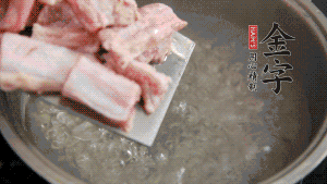 剁成塊狀的排骨洗凈，放入沸騰的鍋中，加姜片汆燙，2分鐘后撈出備用。