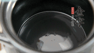 依次把排骨、玉米、蓮藕、荸薺放入砂鍋中。（根據(jù)食材的難易熟度放置，難熟的放下面，其他湯品也是一樣。）