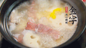 出鍋前加適量鹽調(diào)味，撒香菜點(diǎn)綴就可以啦。