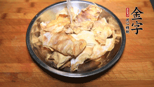 筍干冷水泡發(fā)至軟，切成小段，生姜切成片備用。