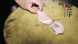 新鮮豬蹄切成塊狀，冷水入鍋，加姜片、黃酒汆燙3分鐘，出鍋后洗凈。（要先將豬蹄的蹄甲和毛處理干凈，如果有毛扎扎的感覺(jué)，非常影響口感。大火燒開(kāi)后，撇去血沫，要多撇幾遍至干凈，這樣才可使湯色更鮮亮、清淡不油膩。）