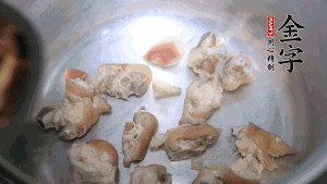 將汆燙好的豬蹄塊、蹄片 、筍段、姜片放入鍋中，放黃酒調(diào)味。