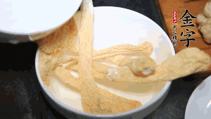 竹蓀淡鹽水泡發(fā)后，剪去菌蓋頭（封閉的一端），切成小段。生姜切片，蔥切段備用。