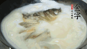 然后加竹蓀段、姜片、枸杞、火腿片，以少量鹽、黃酒調(diào)味，大火燉煮10分鐘。