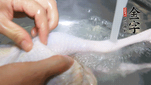 土雞處理干凈。（如果買不到土雞，一般的雞也是可以的，不過需要汆水。溫水下鍋汆燙7分鐘左右，汆燙時需要適時翻動。汆燙雞肉是為了去掉生腥味，也是一次徹底清潔的過程，可以使燉出的湯清爽而不渾濁，鮮香而無異味）