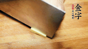 將雞、生姜片、火腿片放入砂鍋中，注入清水淹沒雞身。（燉湯最適宜冷水下鍋，隨著水溫的慢慢升高，原料會充分釋放出營養(yǎng)。）