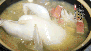 煮沸時加入蟲草花、香菇、紅棗，以料酒調(diào)味繼續(xù)小火燉煮1小時左右。