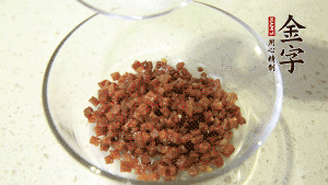 【月餅餡】2．火腿丁、白砂糖、蜂蜜攪拌腌漬2小時(shí)。