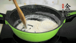 【月餅餡】3．把面粉放入干凈的炒鍋，小火加熱不斷翻炒，至呈微黃色熟透。在腌漬好的火腿丁中加熟面粉，拌勻后，加黃油拌勻揉搓成12個(gè)小球，放冰箱冷藏備用。