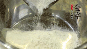 【油皮】1．將油皮材料放入料盆中，緩緩加100ml水，攪拌成雪花片狀。在案板上反復(fù)揉搓成有一定筋度的光潔面團(tuán)，搓成12個(gè)團(tuán)子。