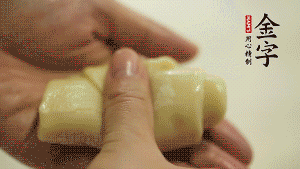 【包月餅】1．面劑兩頭向中間捏緊， 把光滑一面向下，按扁后搟成圓形面皮。餡料放在面皮中心，把餡料包緊，捏緊收口。