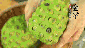 從蓮蓬中取出新鮮蓮子，剝?nèi)ネ鈿ず螅傩⌒膭內(nèi)グ咨∧?。（剝掉白色薄膜的蓮子口感上會更嫩，入口更顯清甜）