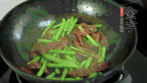 然后再加入鮮蓮子一起翻炒，至熟后加少許鹽調(diào)味就可以了。