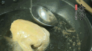 鴿子去毛和內(nèi)臟，處理干凈。大火燒開(kāi)鍋中的水，放入鴿子汆燙3分鐘，撇清血沫，撈出備用。（為了保證湯色純正，肉類(lèi)在煲制前要先去除殘留的血水，煲湯時(shí)一定要冷水下鍋，這樣肉里的蛋白質(zhì)才可以充分地溶解到湯里，湯的味道才會(huì)鮮美。）