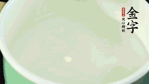 鍋中盛涼水，放入汆燙好的鴿子、火腿片、生姜片。