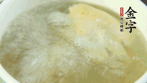 待湯水滾開(kāi)后，再加入山藥塊，以料酒調(diào)味。