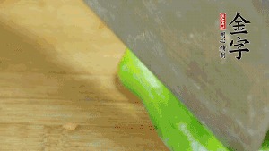 大蒜切成小段，青椒去籽滾刀切成塊。