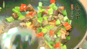 熱油起鍋，依次加入青椒塊、牛肉、大蒜煸炒均勻。