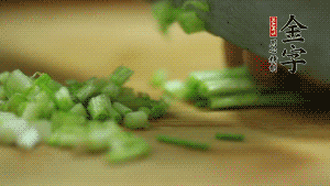小蔥切成蔥花。