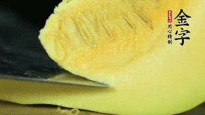 胡蘿卜切滾刀塊，小南瓜取一半去籽去皮切塊備用。