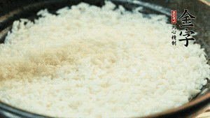 浸泡后的大米加入2湯匙生抽、1湯匙老抽調味。