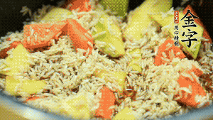 加入切好的胡蘿卜塊和南瓜塊、鹵牛肉塊攪拌均勻。放入電飯煲，按“煮飯模式”。