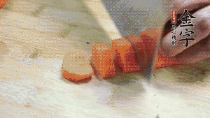 食材洗凈后，胡蘿卜切成塊，鮮香菇切成十字花刀備用。