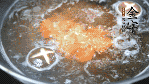 將烏冬面放入調(diào)好味的面湯中一起煮熟。（選擇烏冬面的原因，第一是因?yàn)椴锁B也能很好地做出成品，而不用擔(dān)心會(huì)糊鍋或者黏在一起；第二是因?yàn)榘咨拿鏃l，在夏天看起來更有食欲。）