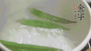 在煮面湯時(shí)，就可以做其他步驟了。比如把秋葵汆水，橫切成星星造型；雞蛋煮熟，切成兩半；黃瓜切成絲。