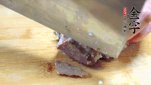 金字鹵牛肉打開包裝，把牛肉切成片狀。（眼見為實(shí)，用一整塊牛肉鹵制的鹵牛肉哦，牛肉的香氣感覺撲鼻而來有木有?。。。?>
					</div>
					<span>步驟 6/7</span>
					<p>金字鹵牛肉打開包裝，把牛肉切成片狀。（眼見為實(shí)，用一整塊牛肉鹵制的鹵牛肉哦，牛肉的香氣感覺撲鼻而來有木有！?。。?/p>
				</li><li>
					<div   id=