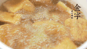 另起一個湯鍋，倒入適量清水，加入炸好的豆腐塊。待水沸騰后，加入臘肉，用生抽、料酒、火腿高湯調(diào)味。燉煮至臘肉熟透，加辣椒圈增加點辣味。（調(diào)料可以根據(jù)個人口味適當調(diào)整，火腿高湯能夠讓湯汁更加層次豐富。）