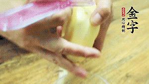 將食材洗凈，茄子、土豆切滾刀塊。