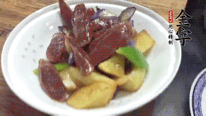 加少量生抽、鹽、糖、雞精調(diào)味，炒熟出鍋即可。