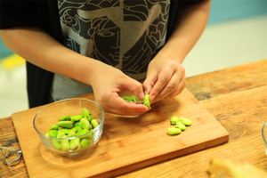 蠶豆剝除外殼，剩下嫩嫩的蠶豆。