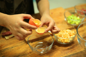 雞蛋蛋白和蛋黃分開，把蛋黃打散。