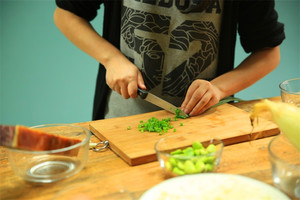 當然，如果你愛吃蔥，可以切點蔥花加入。