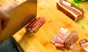 將火腿清洗后切成絲備用。