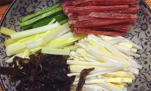 黑木耳泡發(fā)，黑木耳、韭黃、雷筍、青椒切成絲。