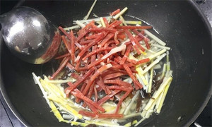 火腿絲、筍絲、黑木耳絲汆水后，瀝干。