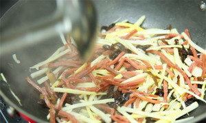 起油鍋，蒜茸煸香，倒入所有食材，加料酒翻炒至熟即可。