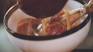 筍干提前冷水浸泡3小時，浸泡后將筍干撕成條狀。