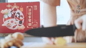 將處理好的老鴨放入冷水鍋中，丟入姜片，冷水煮沸去腥。