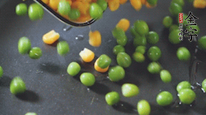 鍋7成熱時(shí)，下豌豆、玉米翻炒，再依次放醬肉、洋蔥碎、木耳碎。