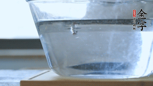 紅豆提前浸泡備用。