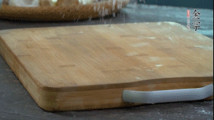 【面皮】3.案板撒點糯米粉，將面團搓成均勻的小團子。