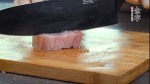 【餡料】1.金字淡咸肉加姜片料酒焯水，春筍焯水后切成小丁。