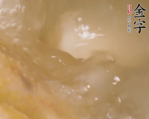 沸騰后撈出蔥結(jié)，小火燉45分鐘，加山藥再燉15分鐘。