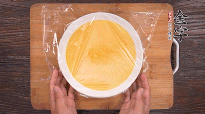 去除雞蛋液浮沫后，沸水上鍋蒸6分鐘。