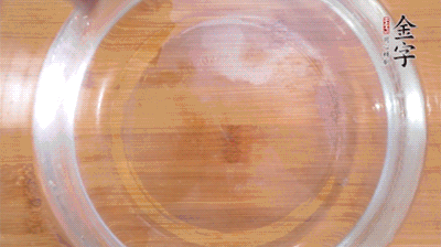 金字火腿切小片，浸泡5分鐘。